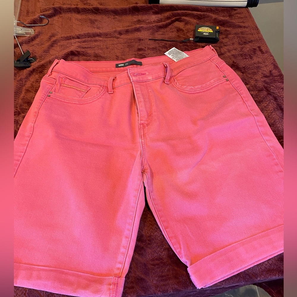 Levi salmon colored shorts​